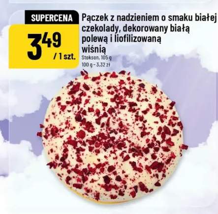 Pączek z nadzieniem o smaku białej czekolady, dekorowany białą polewą i liofilizowaną wiśnią